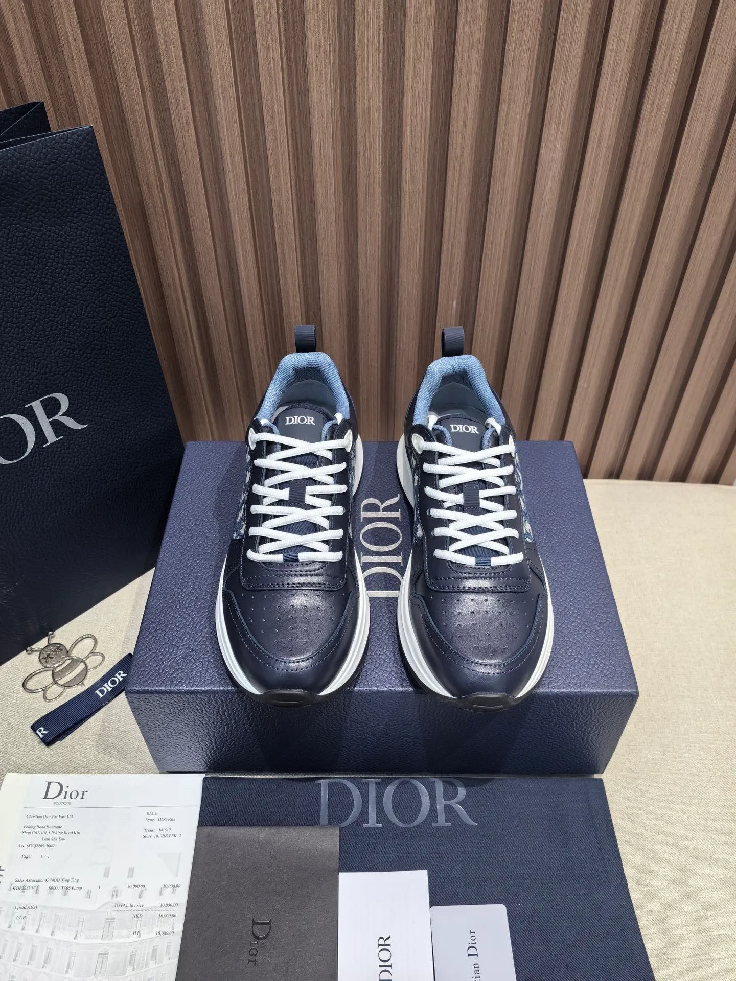 Factory price: 440💰 🔍Top purchasing agent🇮🇹 Dior's super-popular sports shoes, popular for street men, are synchronized with the new product counters. The uppers are made of Italian original imported cowhide and matched with D's customized fabrics. It is a must-have for fashionistas. The complex craftsmanship is perfectly reproduced. Imported soft cowhide foot pads, soles: original soles specially provided by the original factory, exclusive movable molded soles are super comfortable, original factory follow-up goods, 🔍🔍high quality, you can enter and exit the counter at will, welcome to compare, code number 38-45 (46 can be customized and cannot be returned or exchanged)